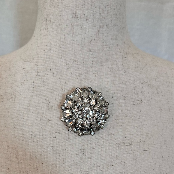VINTAGE Brooch/Pin by Judy Lee
Sparkling rhinestones in Silvertone setting ￼ - Picture 10 of 10